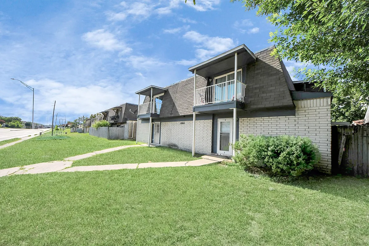 Building Photo - 12068 Beechnut St #C