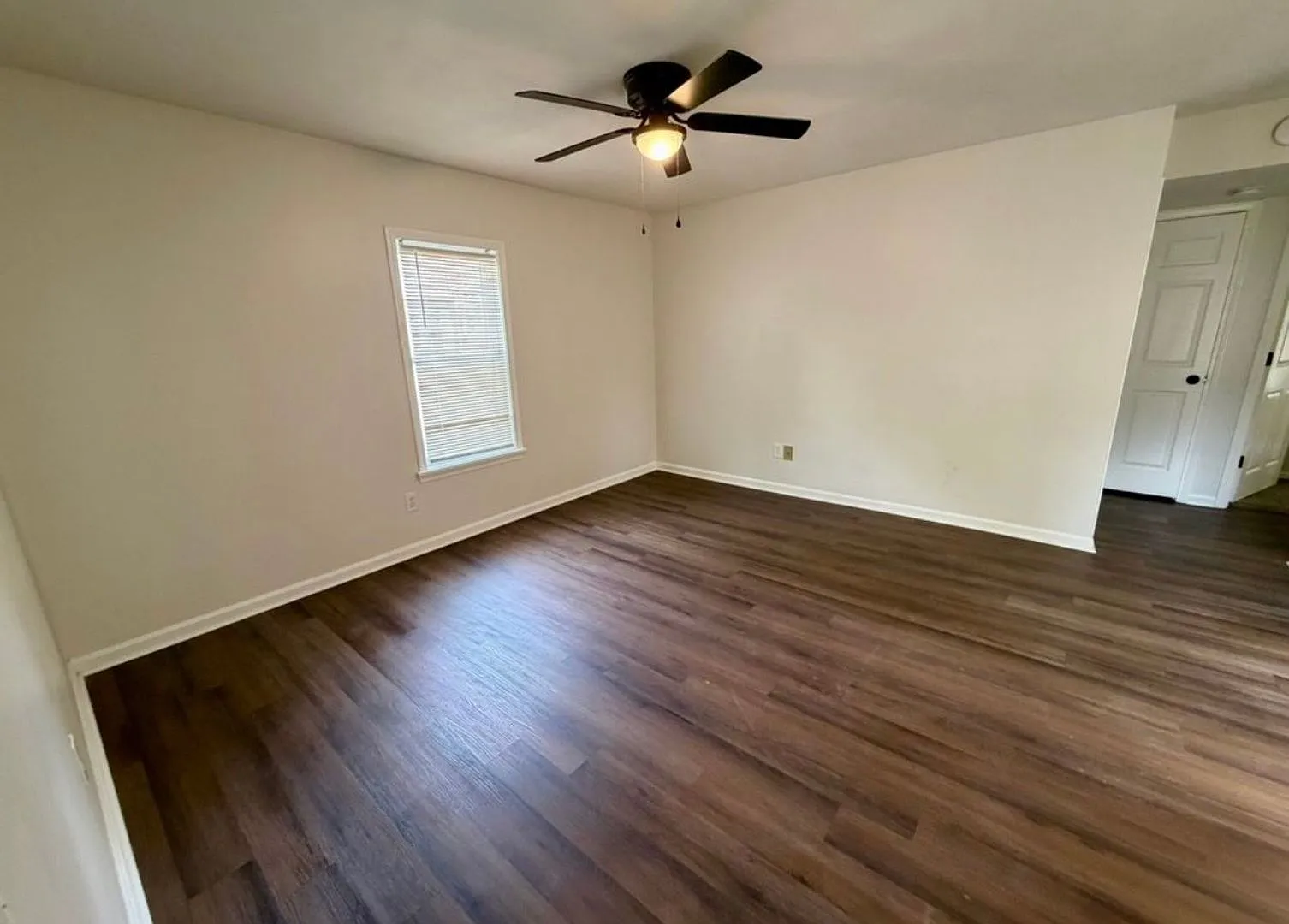 215 E Ormsby Ave — Photo 3