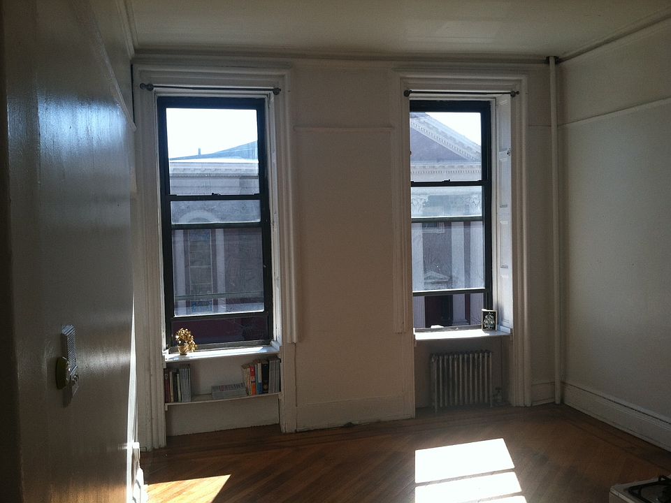 Main room: high ceilings!