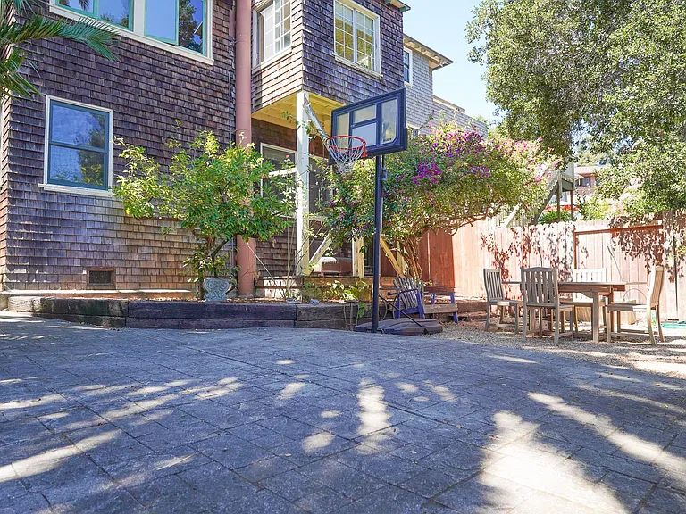 420 Lester Ave — Photo 3