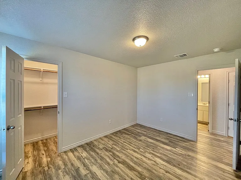 1801 Castroville Trl — Photo 16