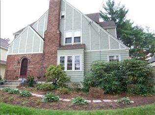 374 Quaker Ln N, West Hartford, CT 06119