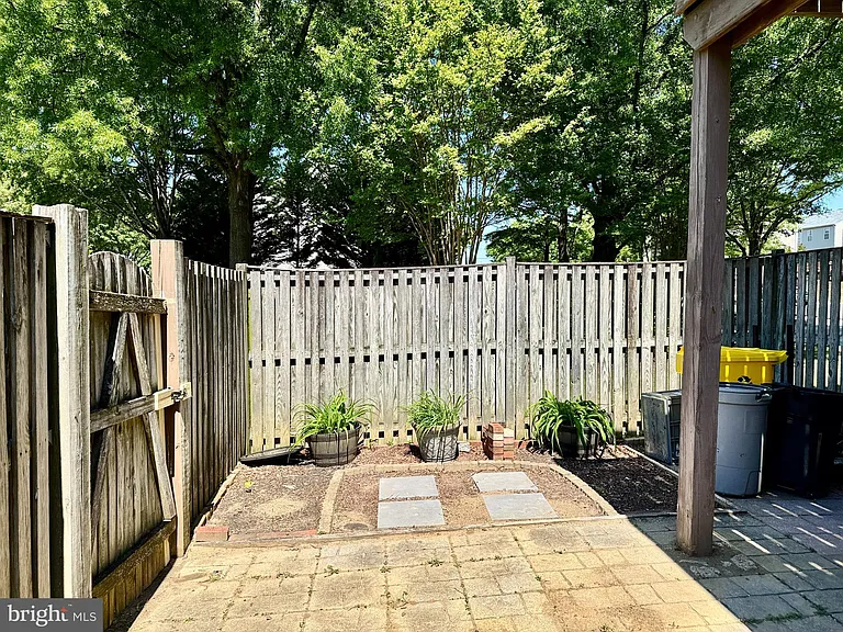 1003 Simsbury Ct — Photo 2