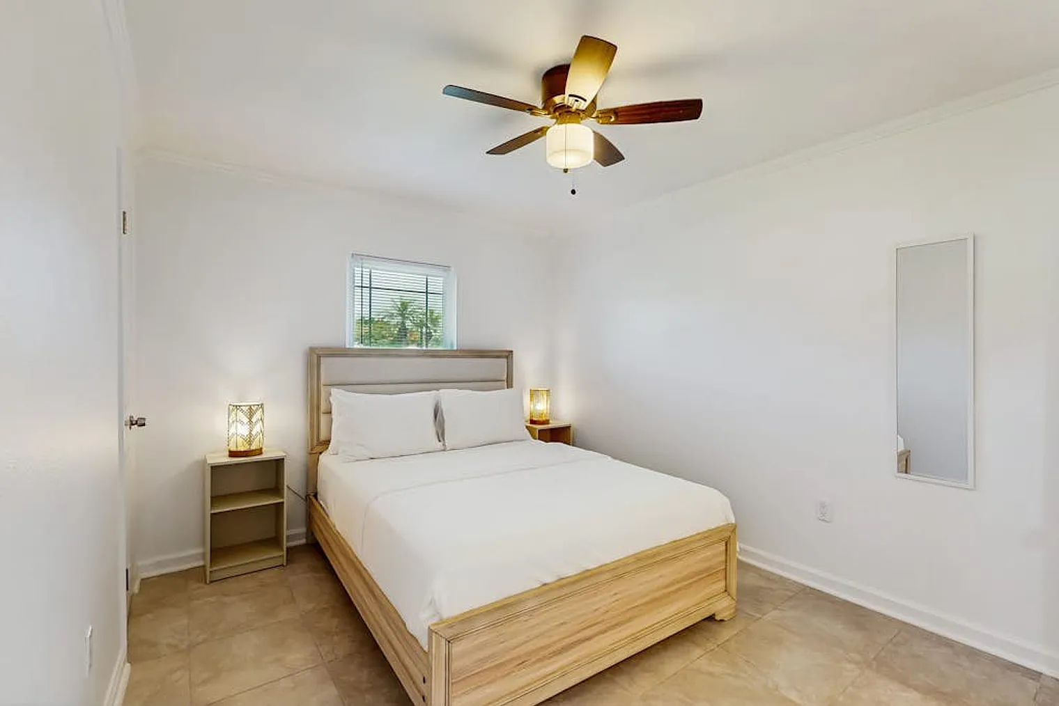 3 bed, 2.0 bath, 1915 sqft, $3,402 — Photo 4