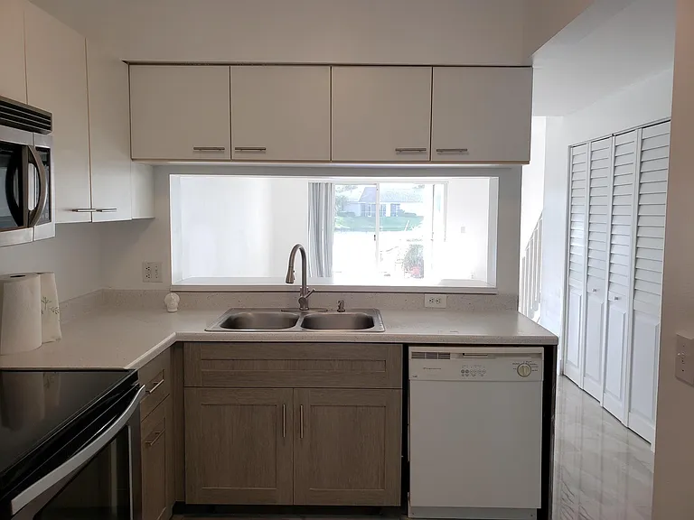 4963 SW 31st Ter #4963 — Photo 3