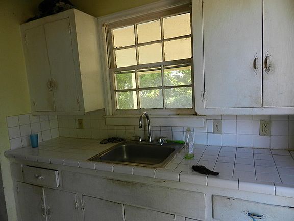 3rd image of 715 38th St