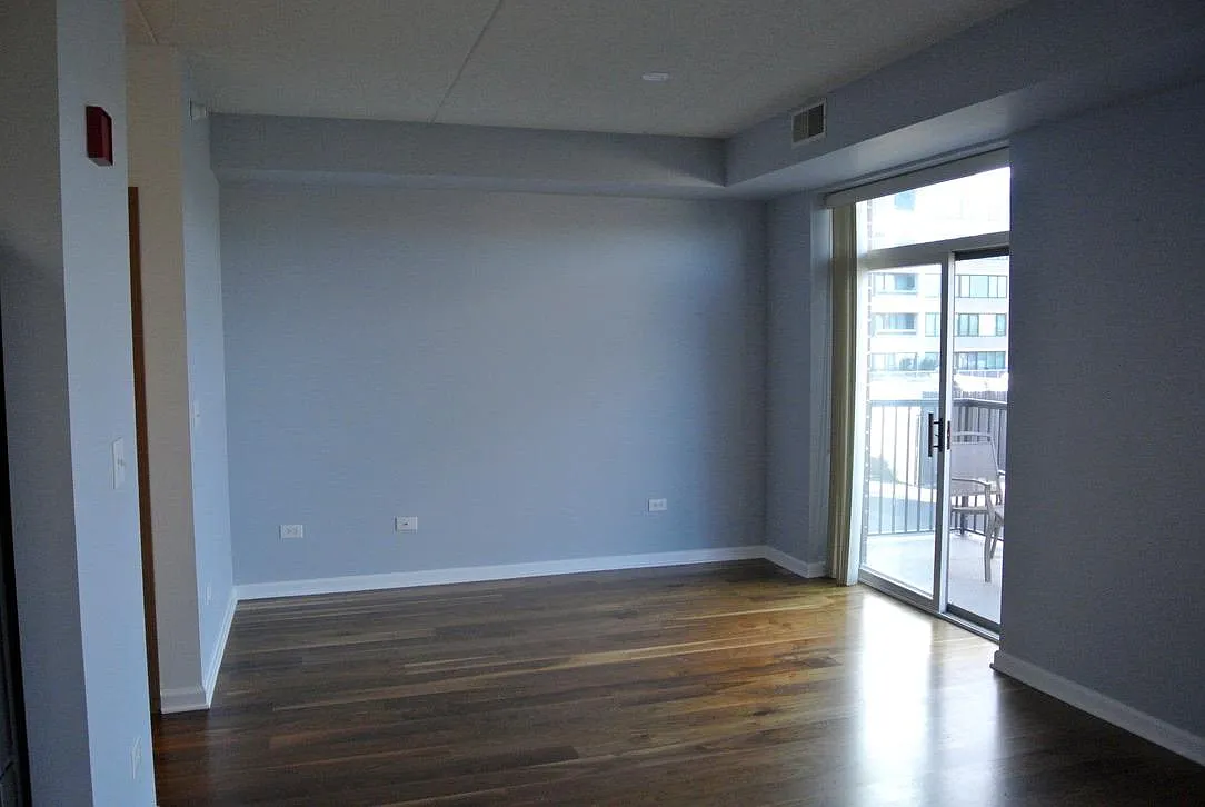 Living room with balcony. - 515 Main St