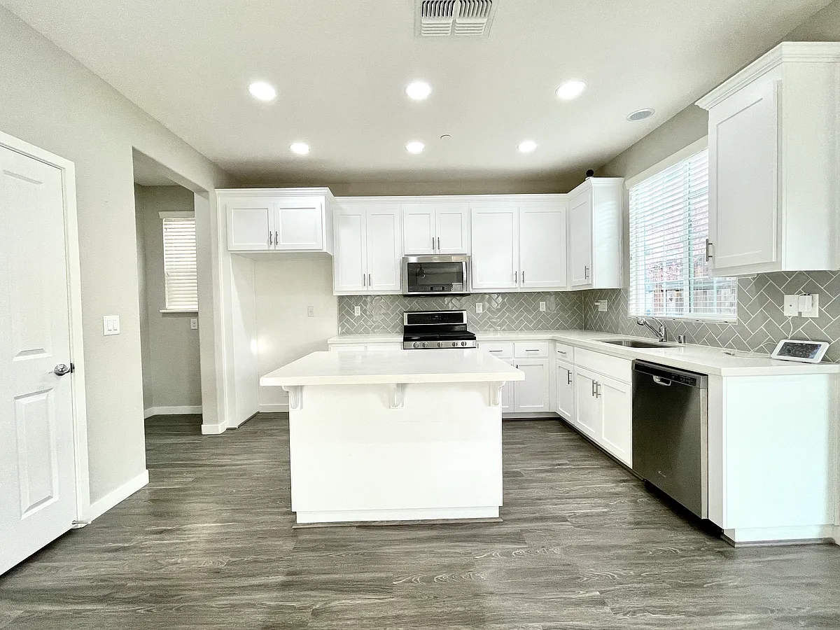 Light Bright Kitchen! Stainless Steel Refrigerator provided at no cost! - 2032 Sycamore Grove Ln