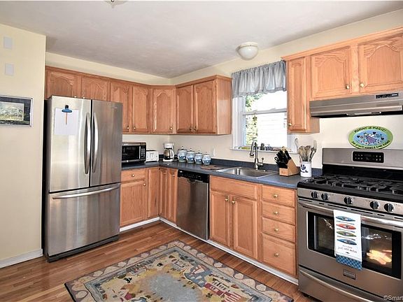 3rd image of 9 Chatham Dr