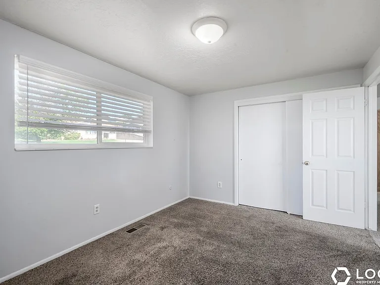 4247 S 2450 W — Photo 7