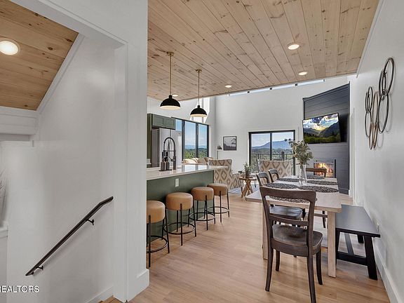 5th image of 409 Compass Point Way