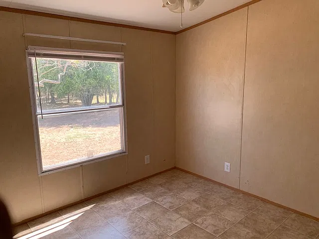 319 Matthew St Yoakum — Photo 3