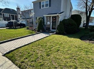 2 Sutton Pl, Massapequa, NY 11758