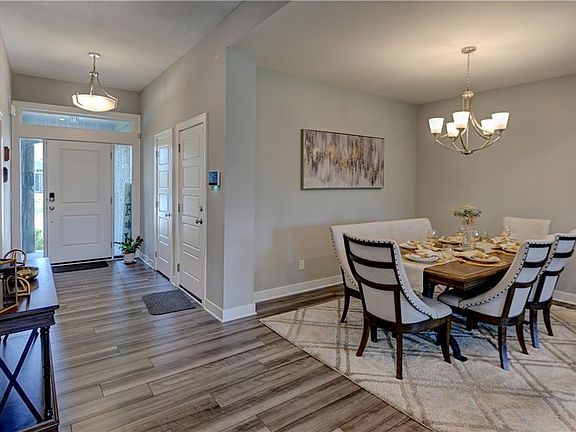4th image of 1821 NE Ravenwood Dr