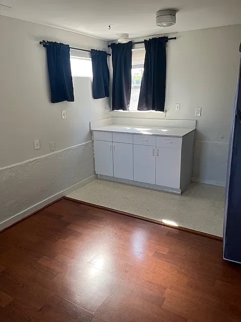 6 bed, 2500 sqft, $1,050 — Photo 2