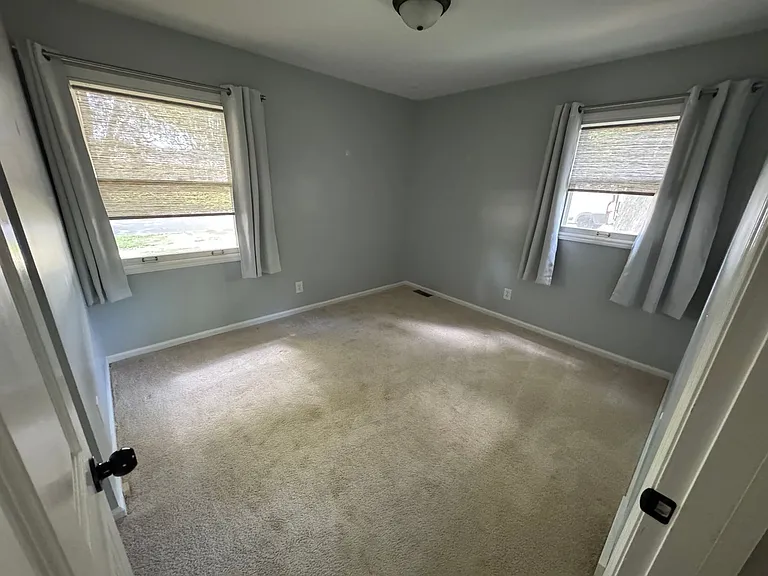 209 W Royal Dr — Photo 9