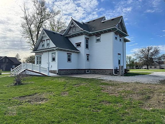 3rd image of 1002 Maple St