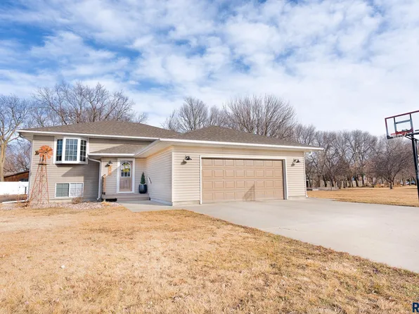 202 N Kemper St, Viborg, SD 57070