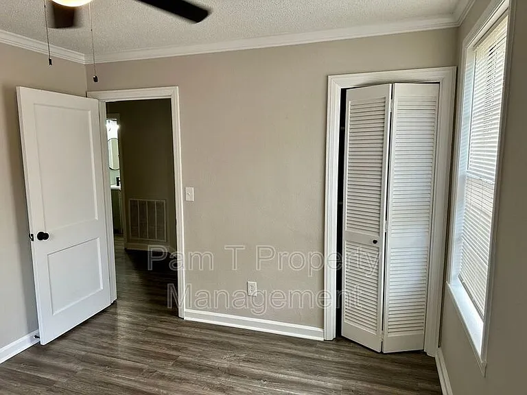 2411 E 39th St — Photo 22