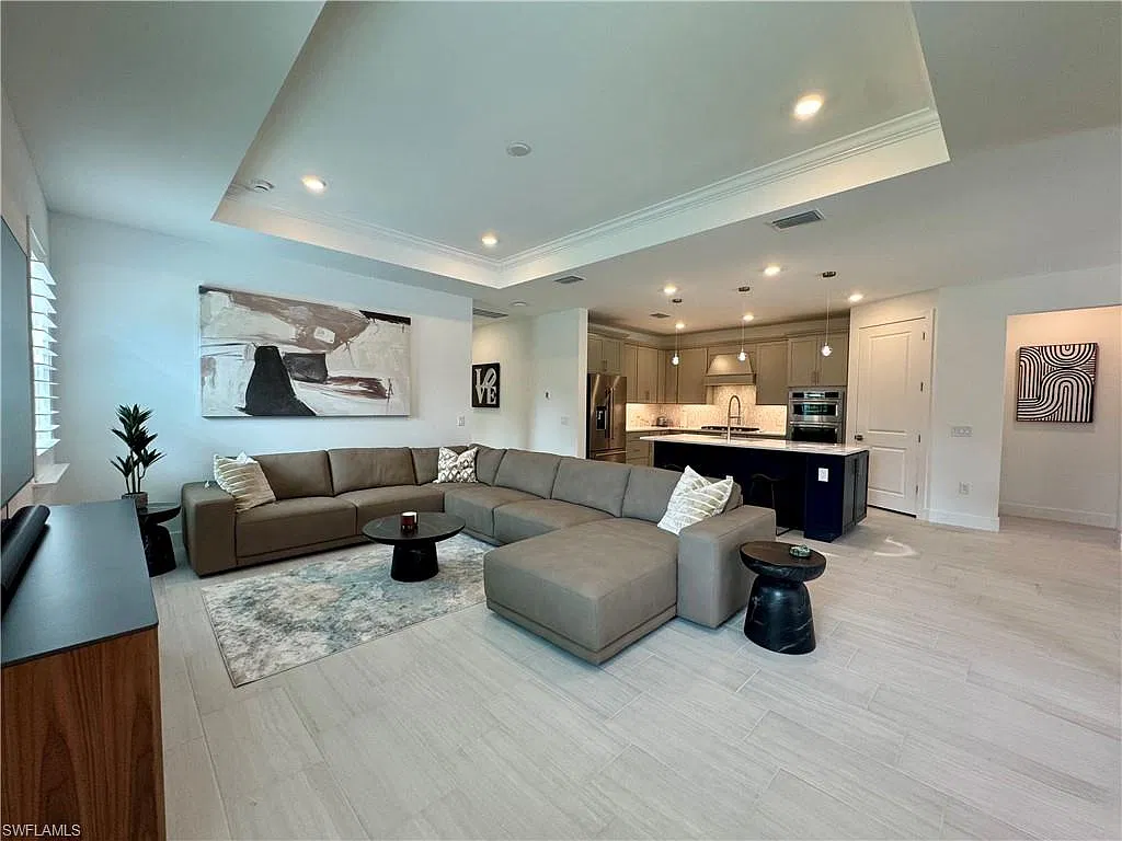 3 bed, 3.0 bath, 2139 sqft, $6,500 — Photo 3