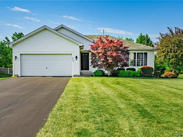 7503 Congressional Dr, Lockport, NY 14094