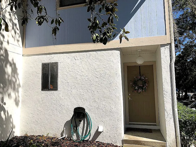 1432 SW 25th Pl — Photo 1