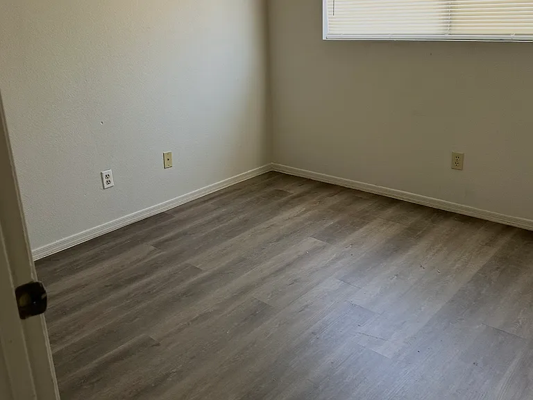 8701 W Vale Dr — Photo 2