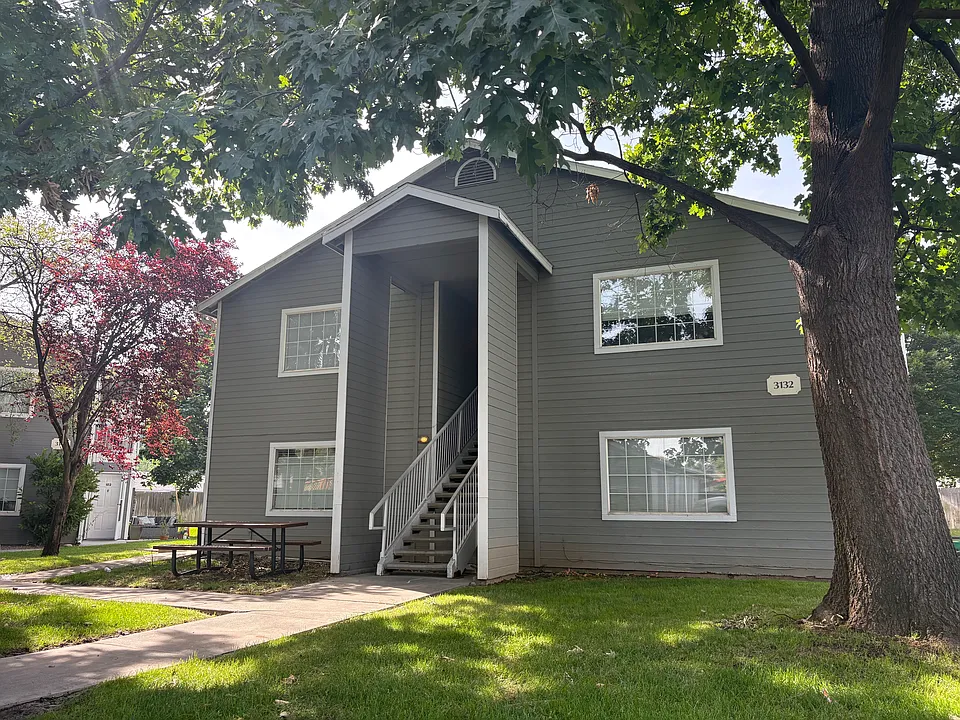 3132 N Esquire Dr #201