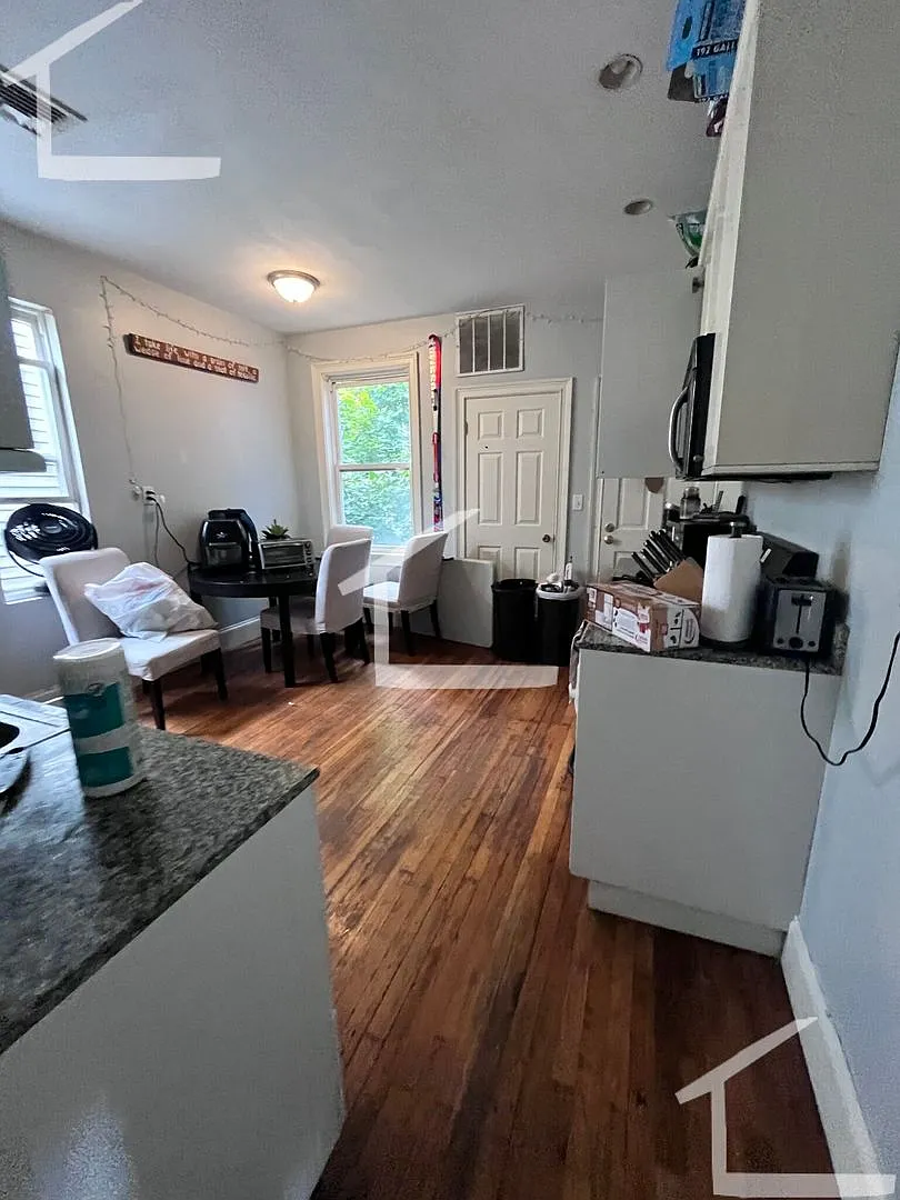 Charming 6-bed, 2-Bath Mission Hill Apt Avail for 9/1/26 — Photo 4
