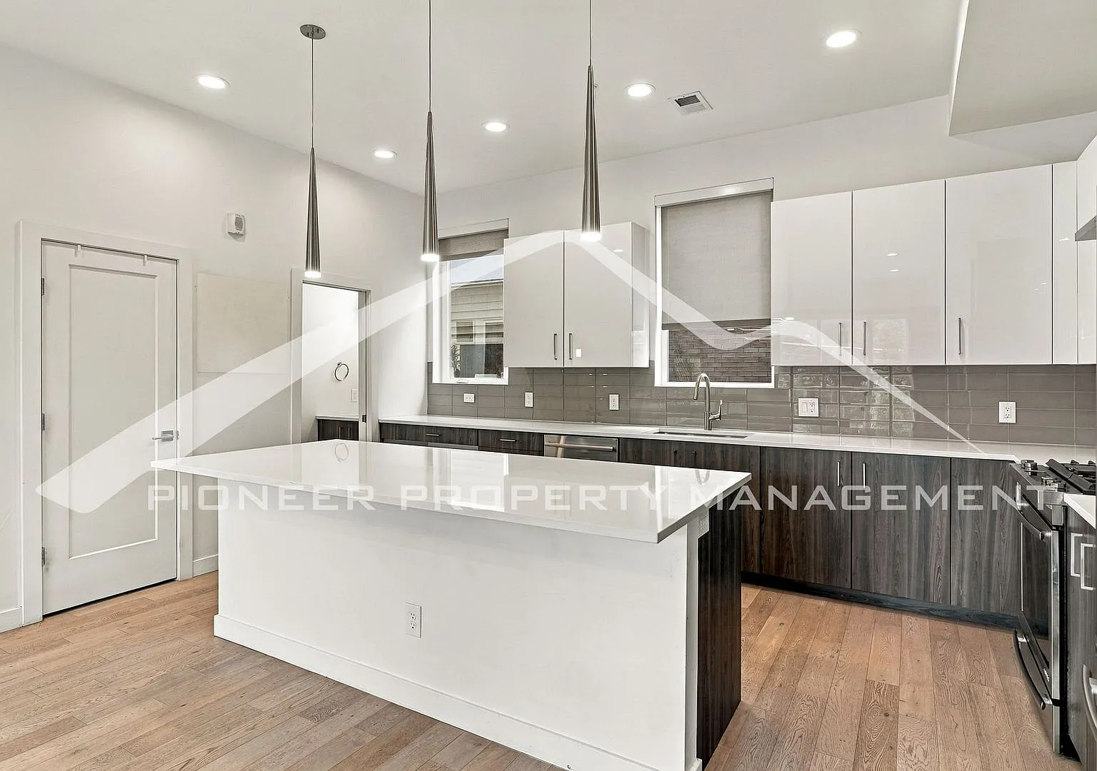Stunning Townhome with Central AC and Washer/Dryer — Photo 3