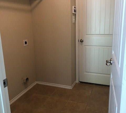 4th image of 2056 Meadow Park Dr