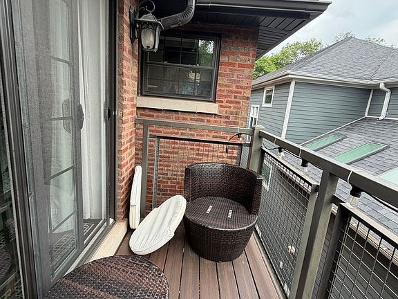 4th image of 2145 W Fletcher St #3R