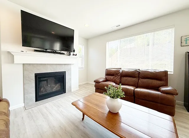 740 SE Nordmann Loop — Photo 10