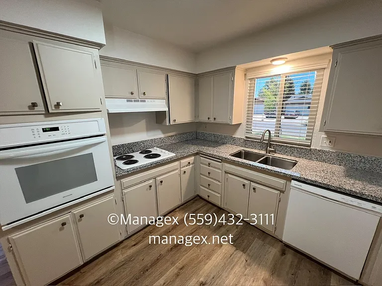 1246 W Dyer Ave — Photo 5