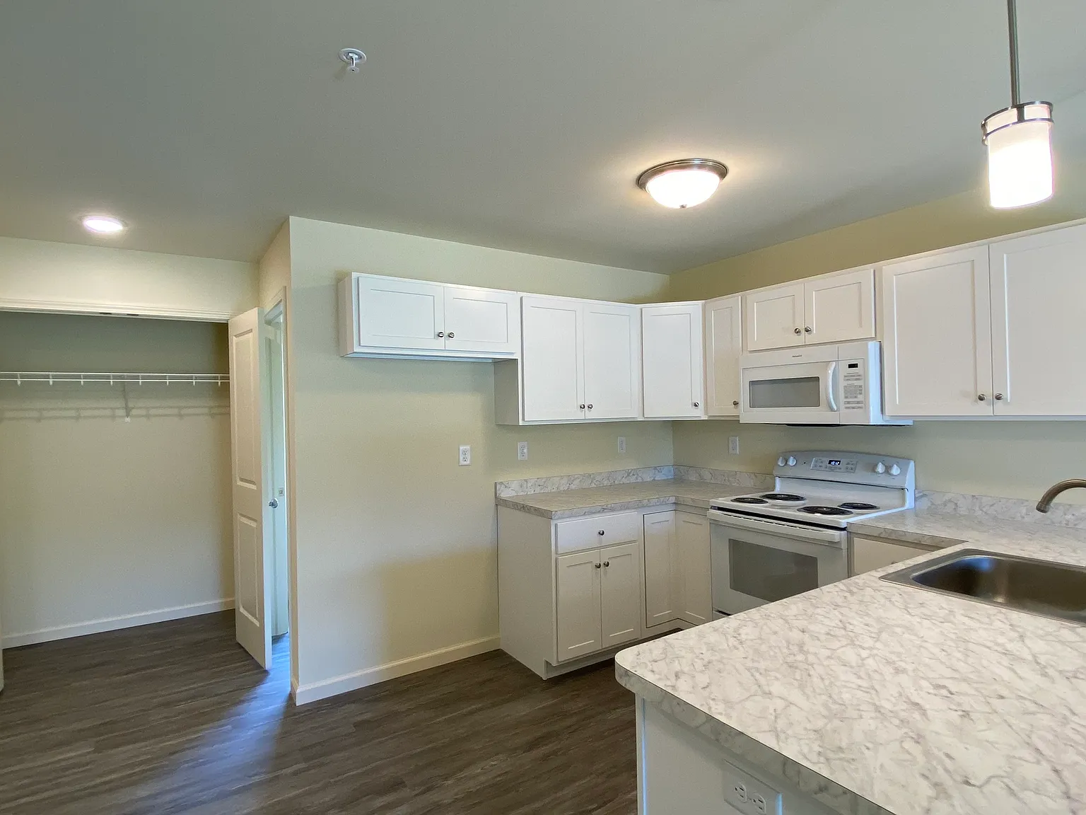 2 bed, $1,895 — Photo 2