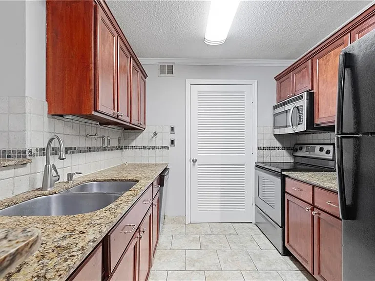 640 Granville Ct — Photo 14