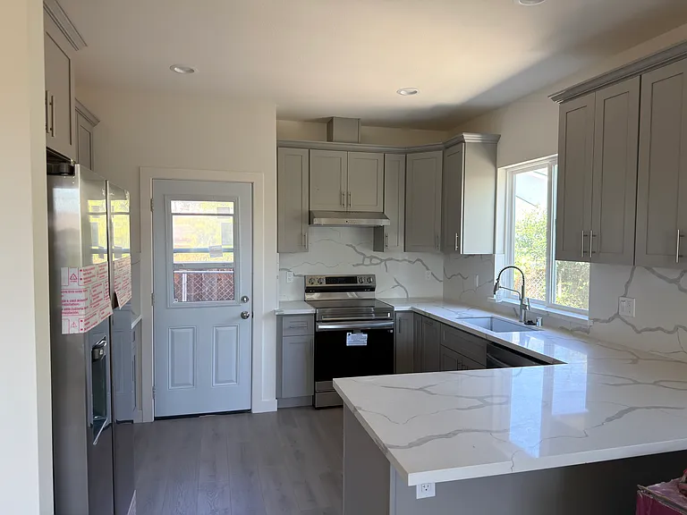 1901 Vollmer Way #B — Photo 1