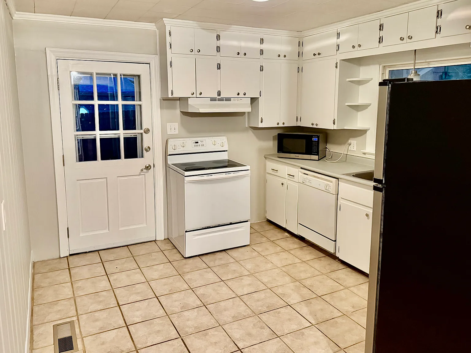 2 bed, 1105 sqft, $1,900 — Photo 3