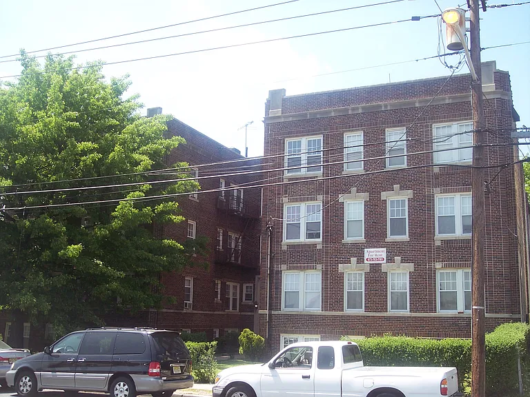 1033 Stuyvesant Avenue — Photo 1