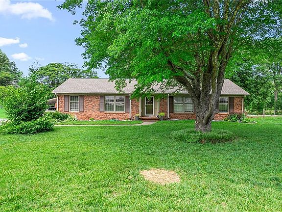 2nd image of 3611 Esterwood Rd