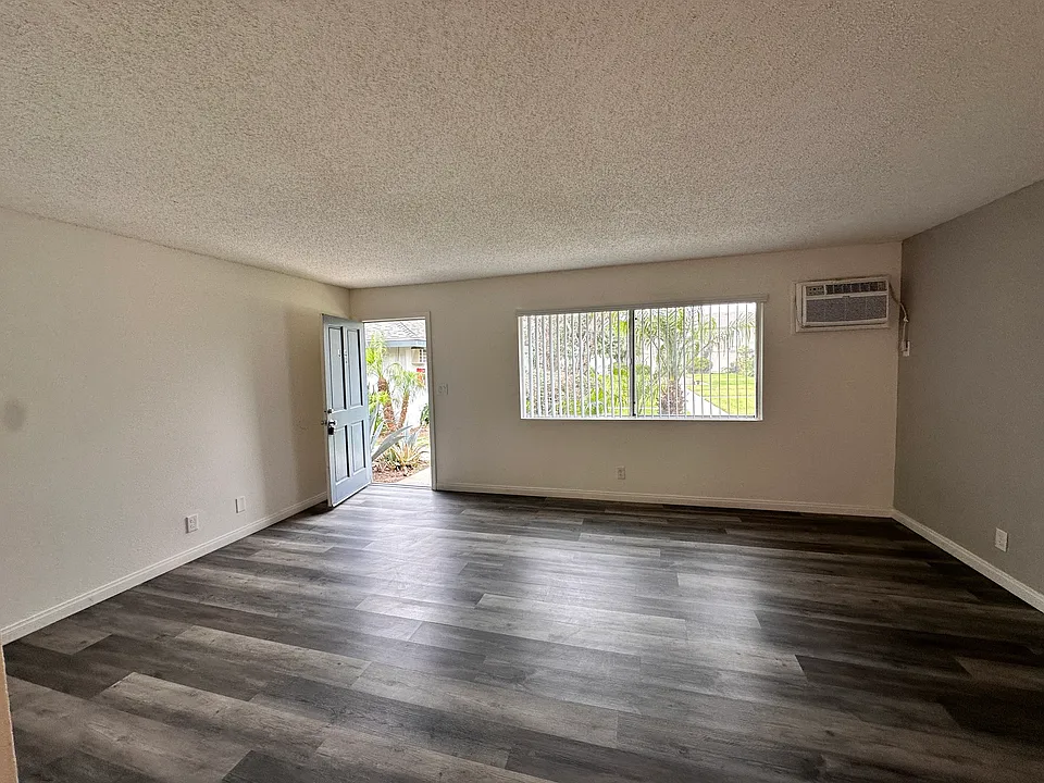 1742 J4 Living Room