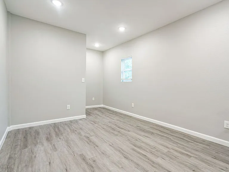1506 W Woodlawn Ave — Photo 12