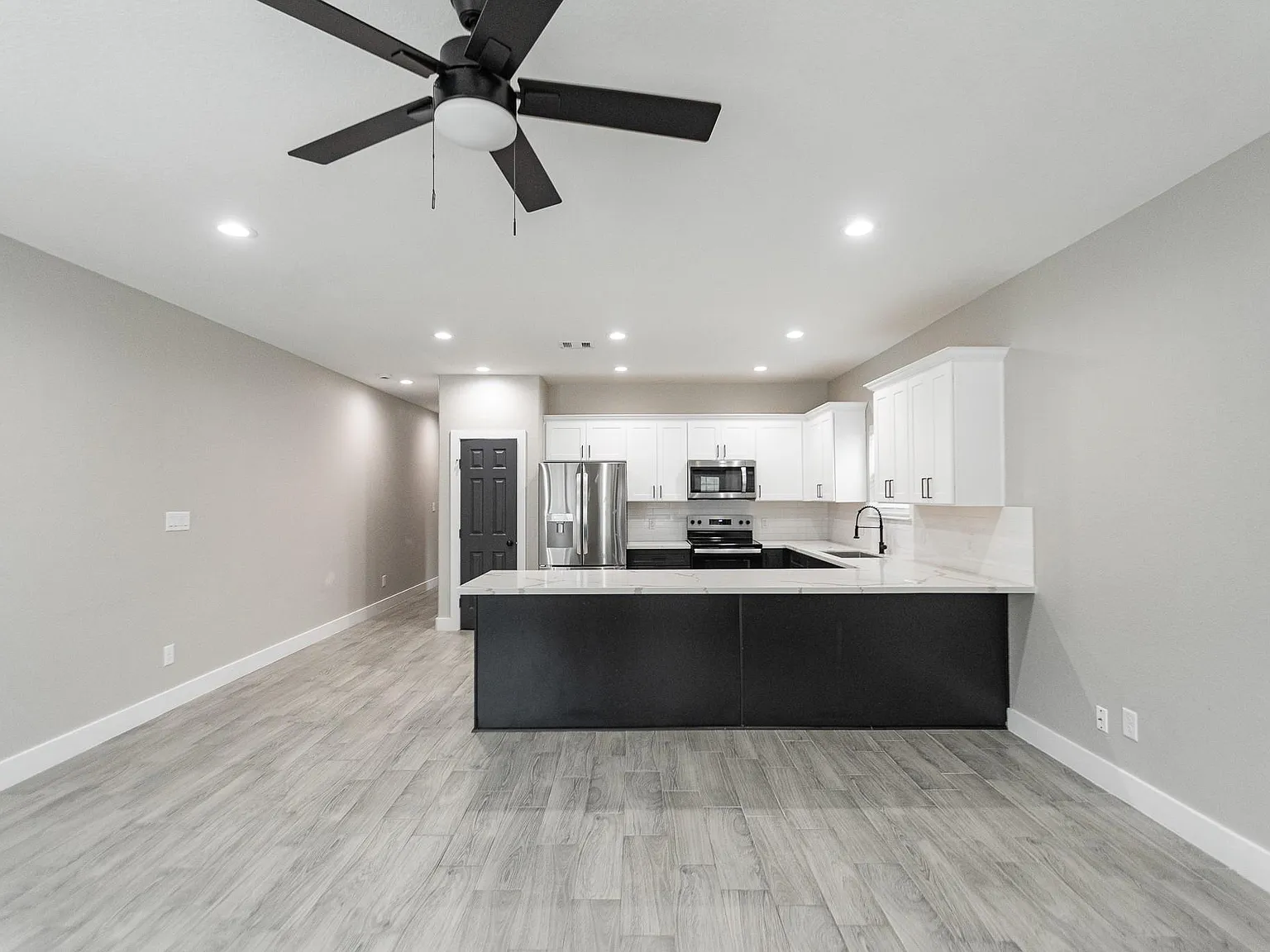 3 bed, 2.0 bath, 2520 sqft, $1,500 — Photo 3