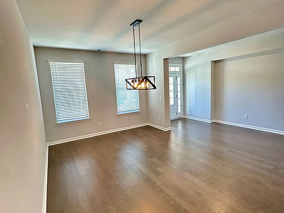 3rd image of 304 Greymoor Ln