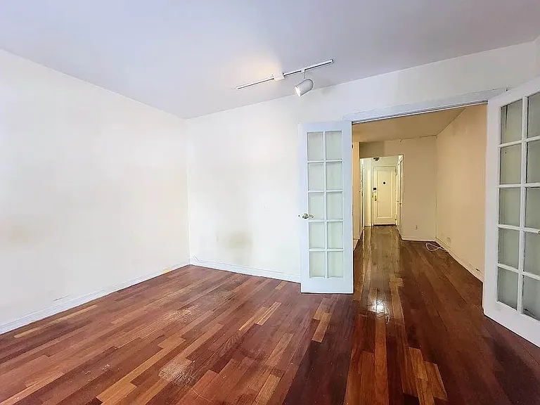 146 E 35th St #2V — Photo 3