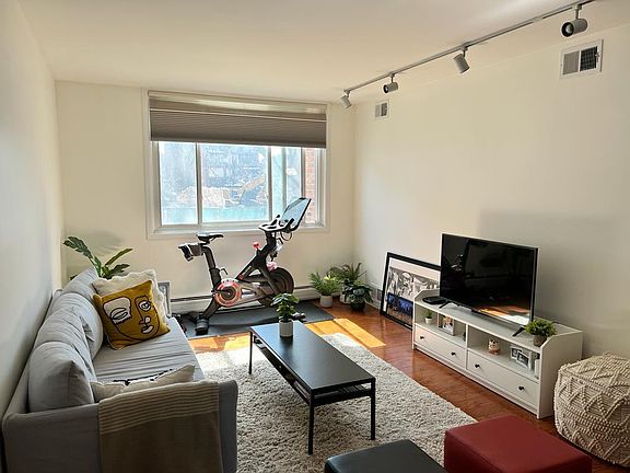 2nd image of 510 W Fullerton Pkwy APT 211