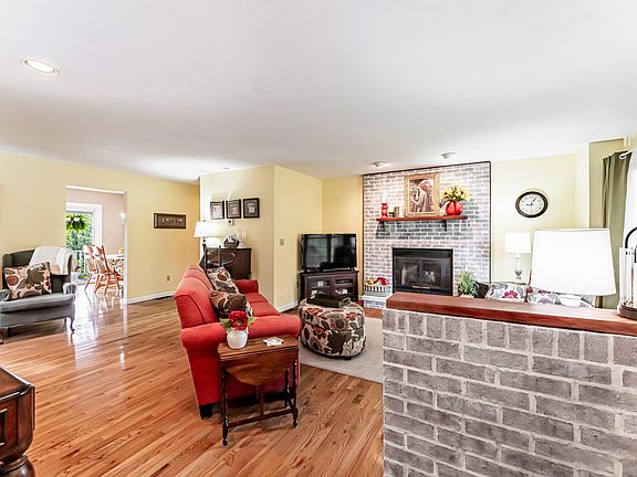 5th image of 1253 Bakers Ridge Rd