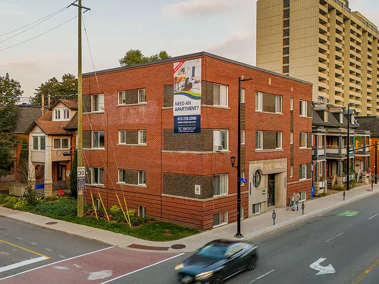 425 Elgin St — Photo 14