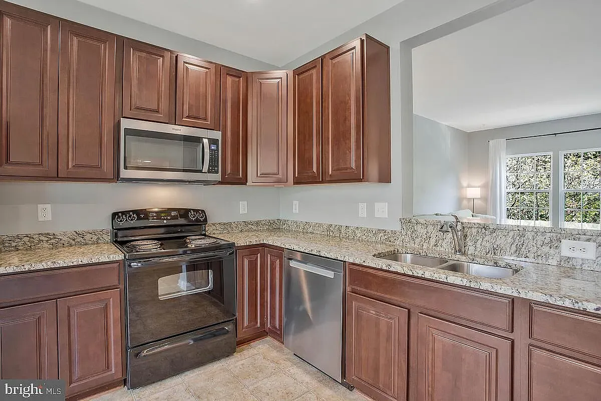 4 bed, 1960 sqft, $2,825 — Photo 3