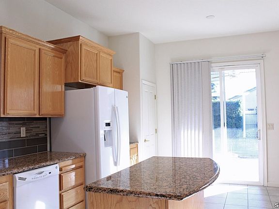 3rd image of 1694 Dunsmuir Way